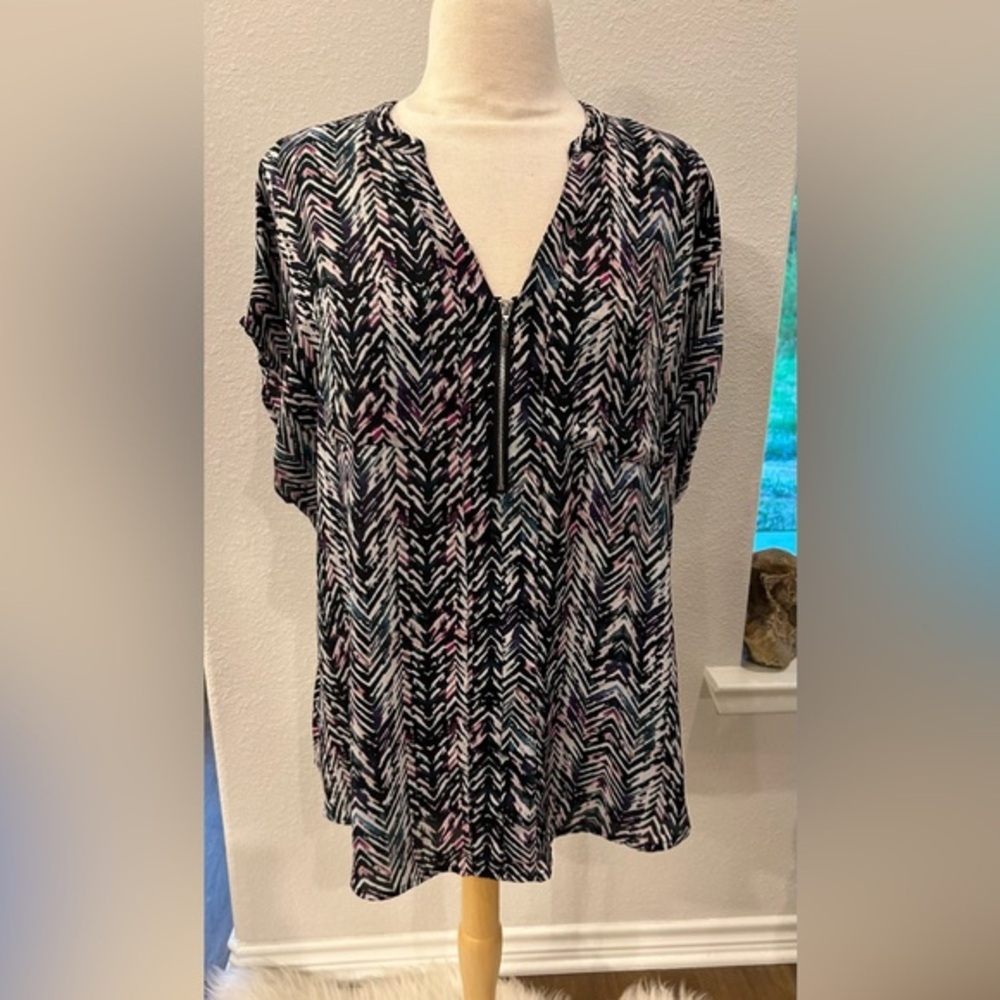 Torrid Black multi Chevron Print Short Sleeve V-Neck zipper front Top 1X